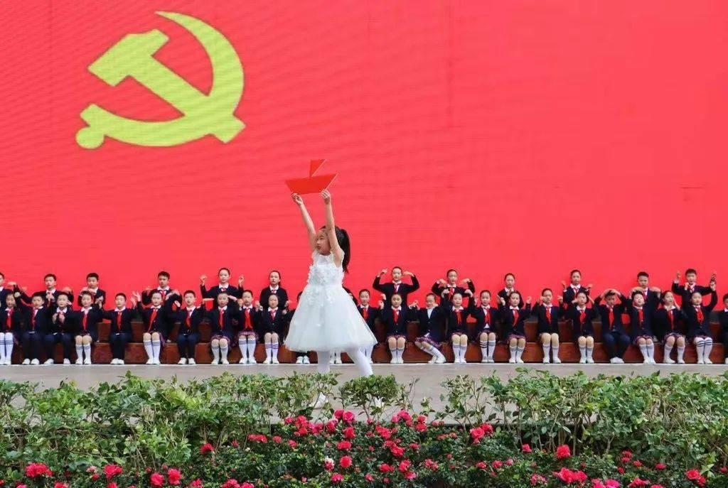 虞书欣座驾公然在高速上违规倒车?这也太离谱了吧……